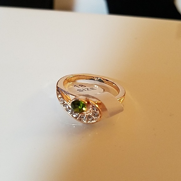 Prasiolate Green Rhinestone Gold Tone Ring Size 8 - Picture 1 of 1